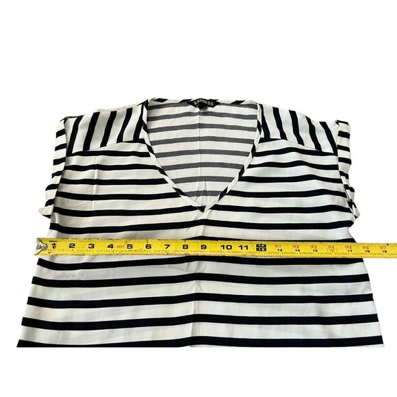 Comfortable Express Cap Sleeve Top Size S Black White Striped Knit - Picture 10 of 10